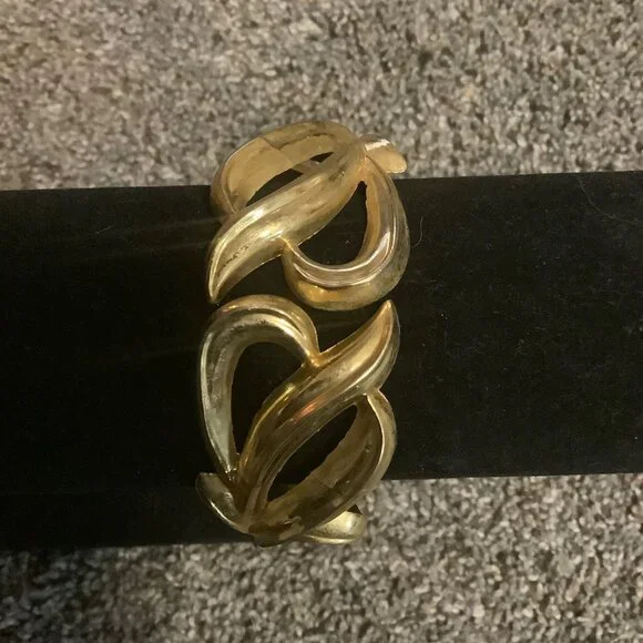 Vintage Gold Tone Metal Heart Script Spring Hinged Clamper Bracelet Elegant - Picture 4 of 4